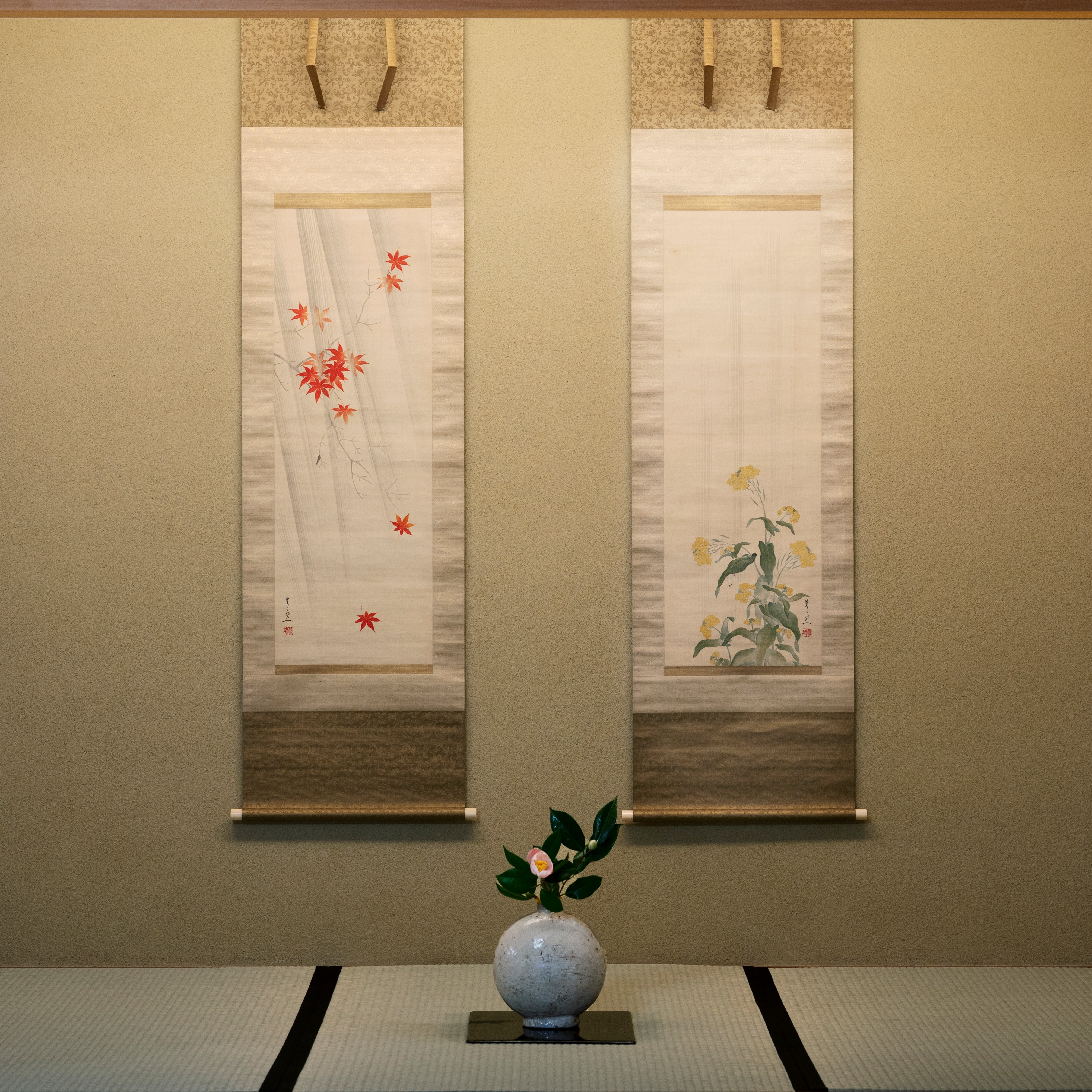 掛け軸2本 鈴木秀光作 奥入瀬図、出口華正作 紅葉図二重箱 掛け軸2本 鈴木秀光作 奥入瀬図、出口華正作 紅葉図二重箱