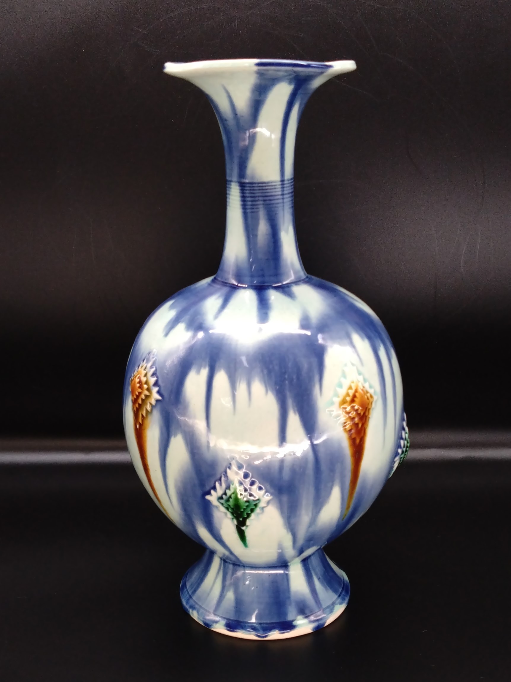 加藤卓男 作 藍彩貼花文花入 | TSUNAGU