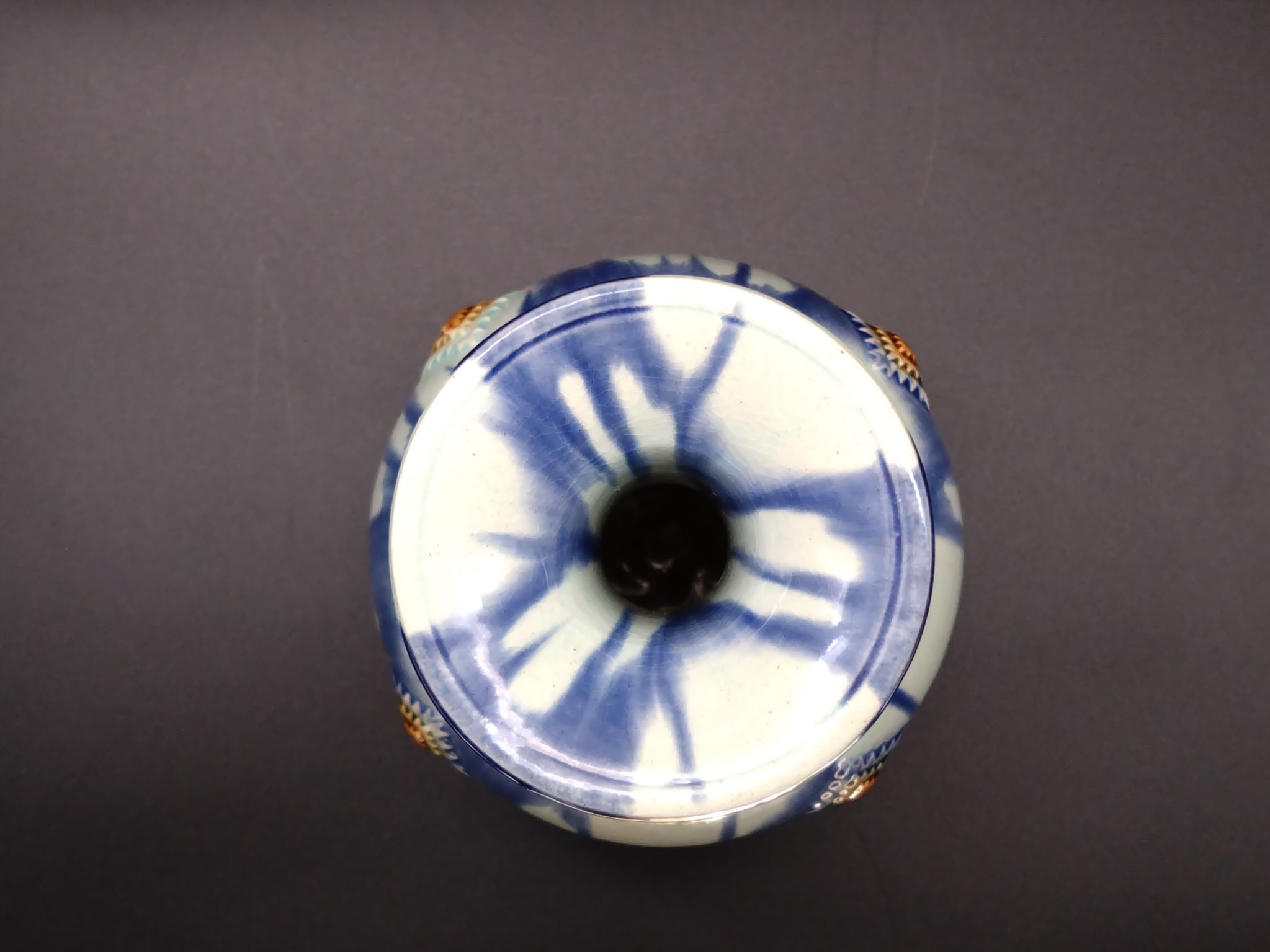 加藤卓男 作 藍彩貼花文花入 | TSUNAGU