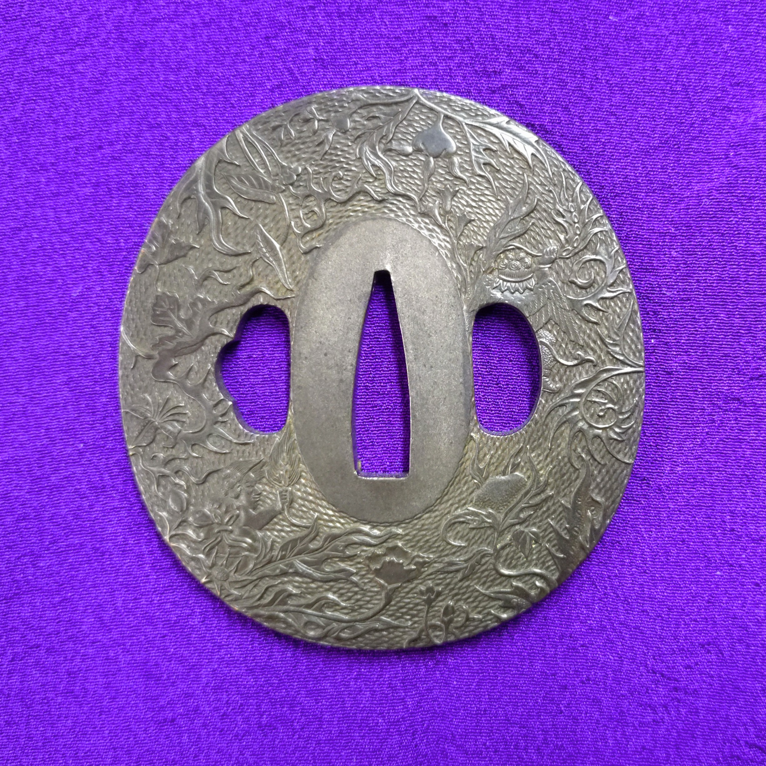 銘)平安城竹斎(印) 金唐草図鐔 | TSUNAGU東美｜東美ECモール