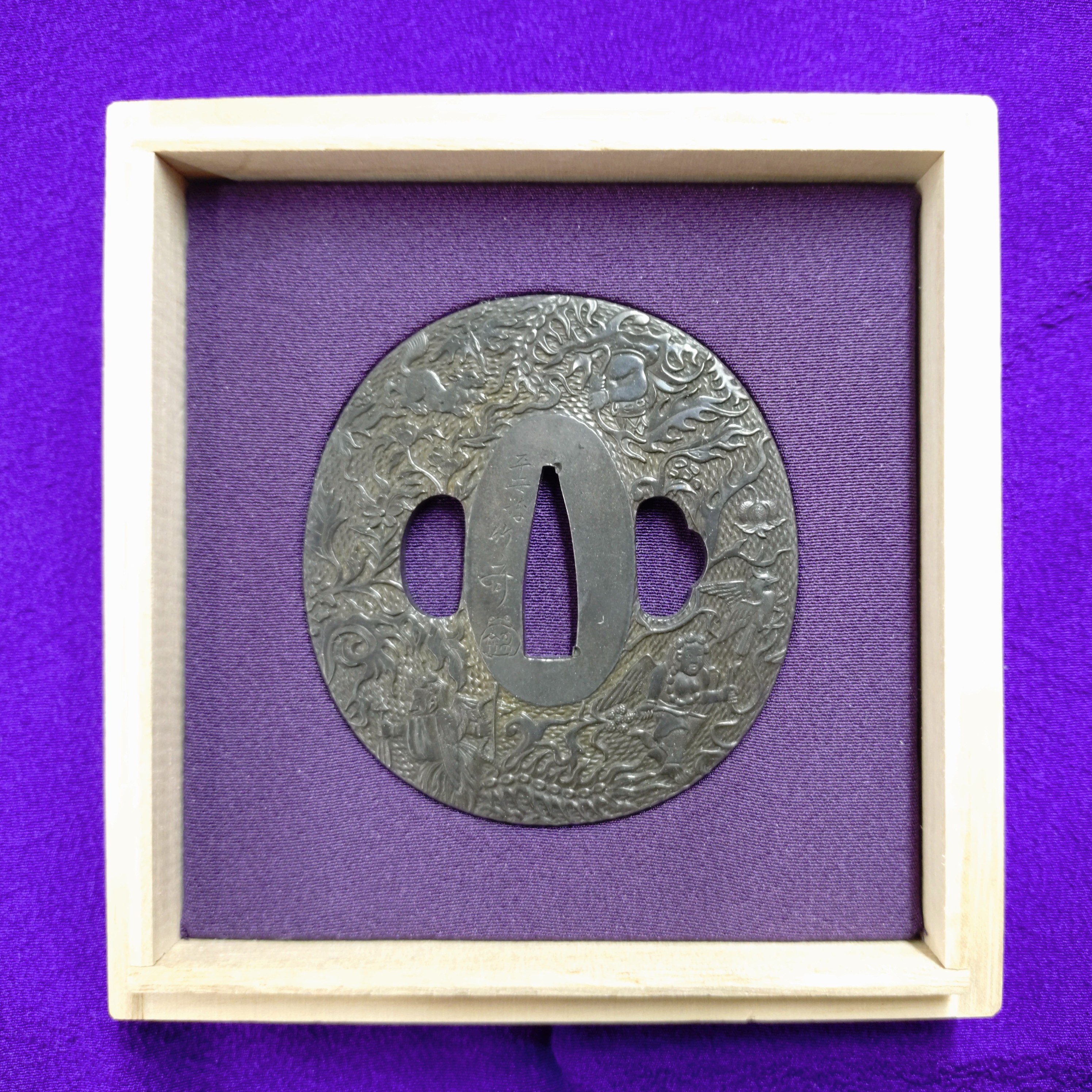 銘)平安城竹斎(印) 金唐草図鐔 | TSUNAGU東美｜東美ECモール